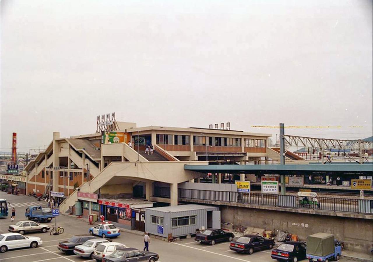 The old Garibong Station building