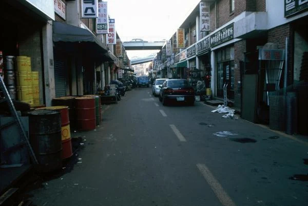 An alley through the tool market