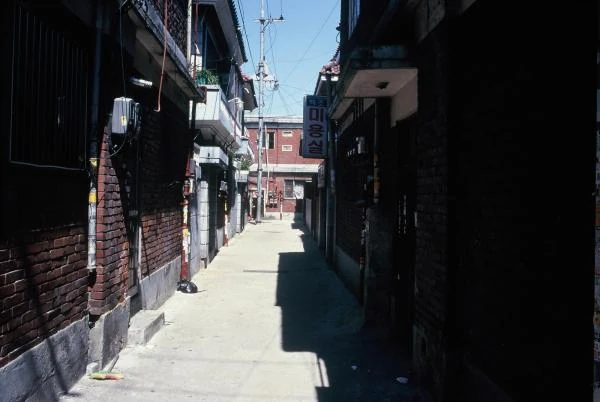 A narrow residential alley