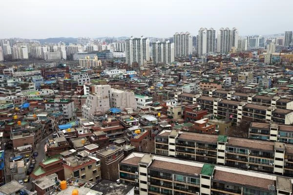 A dense quilt of Guro rooftops