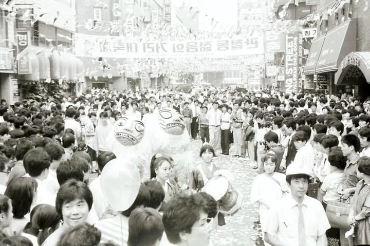 같은 곳을 바라보던 사람들