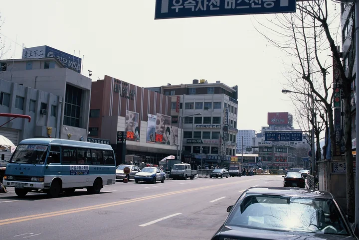 단성사 앞으로 흘러가던 차들
