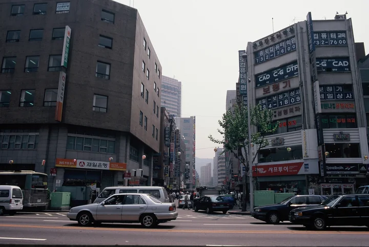 횡단보도 건너, 학원과 가게들