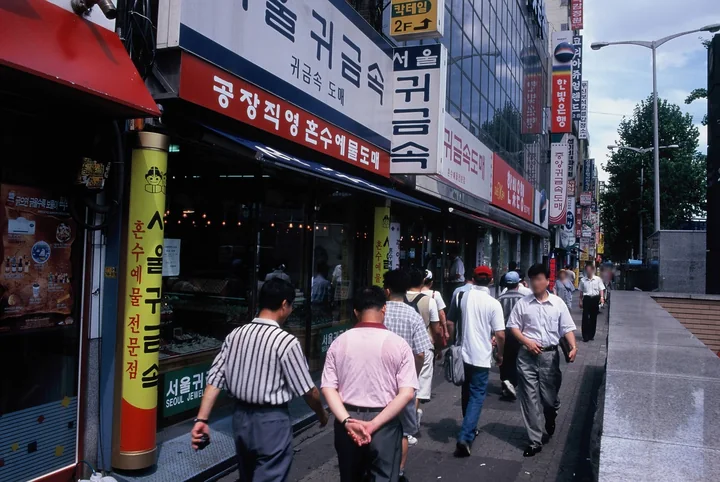 귀금속 가게가 이어지는 보도