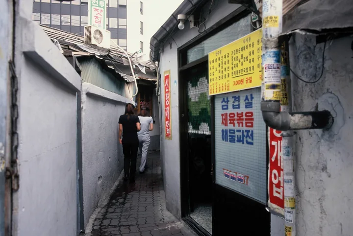 몸을 비켜 지나던 골목