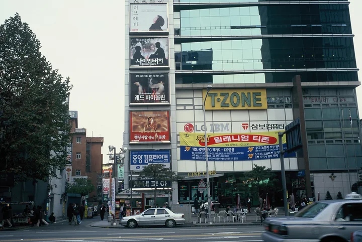 씨네아트와 티존이 한 건물에