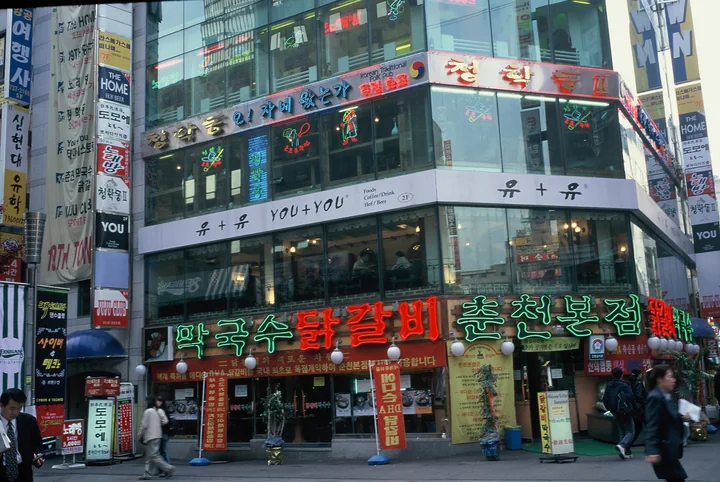 닭갈비집 위로 쌓인 간판들