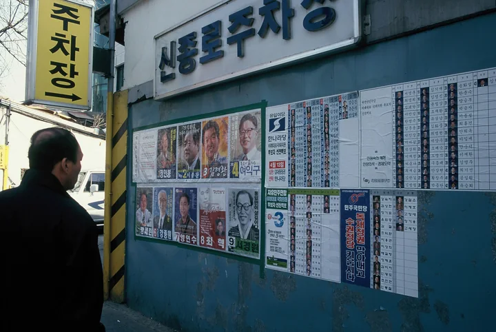 선거 벽보 앞에서 멈춘 발걸음