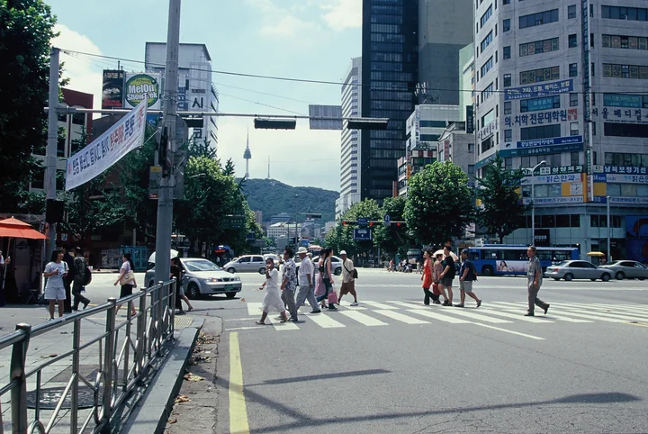 2005년, 횡단보도를 건너는 사람들