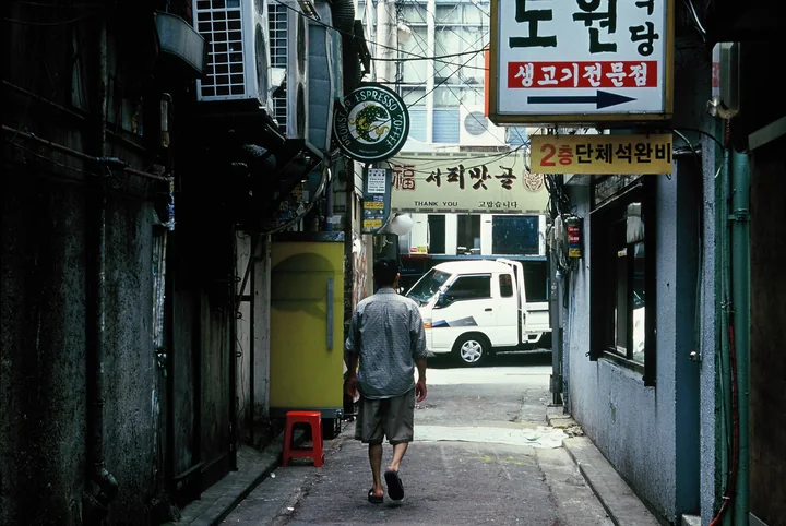 피맛골 입구를 향해 걷는 사람