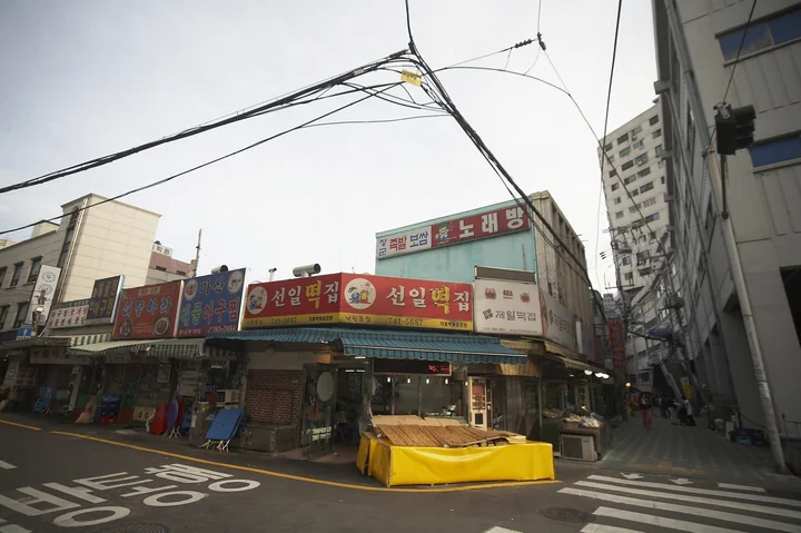 떡집 간판 아래 차려진 장사