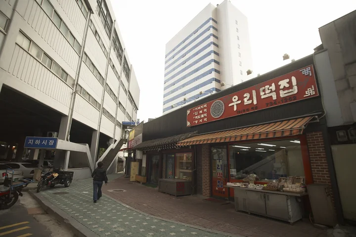 빌딩 사이에 남은 우리떡집