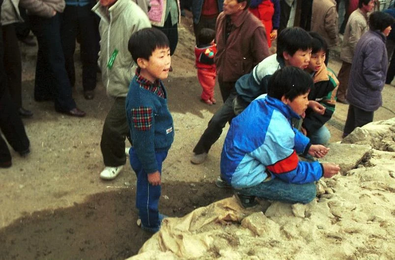 土山のそばの子どもたち