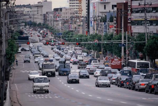 車と看板の並ぶ京仁路