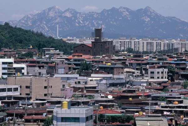 高尺洞の屋根と遠くの山