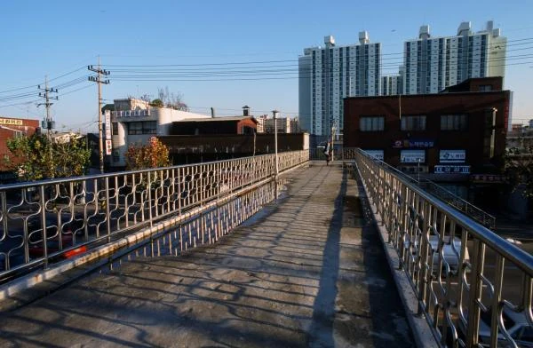 新道林洞を望む歩道橋