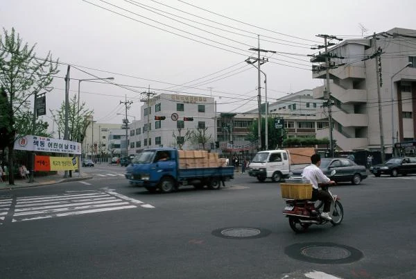 工業団地の交差点のオートバイ