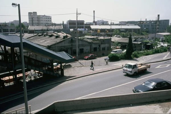 昔の駅のそばの工場