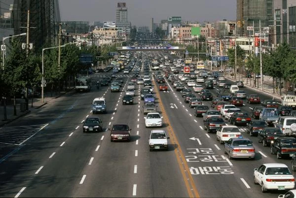 始興大路を埋める車たち