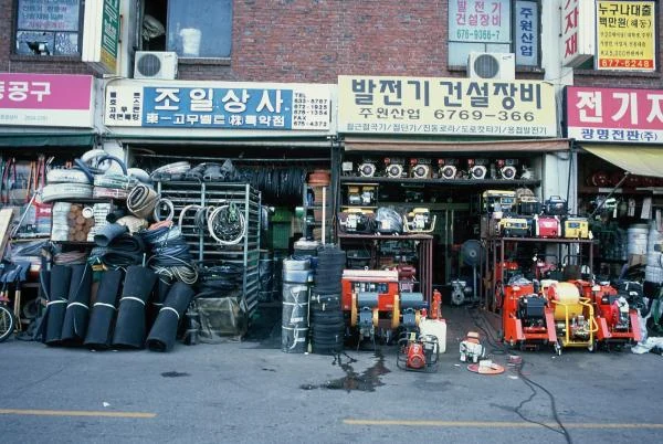 工具店の店先に並ぶ品々