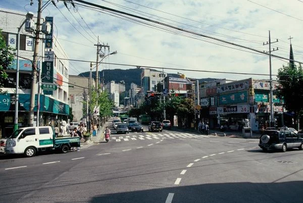 始興洞の交差点の店々