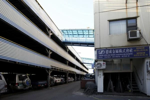 見慣れた建物の間の道
