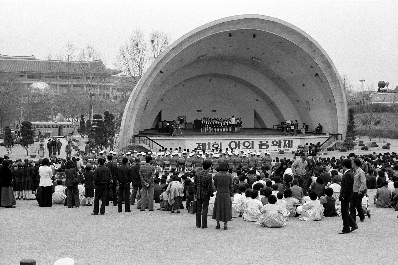 4. 1976년 4월 17일, 창경궁 야외음악제에 모인 관객들. 당시 공연·나들이 풍경을 보여주는 사진으로, 대학생만의 모임은 아니다.
