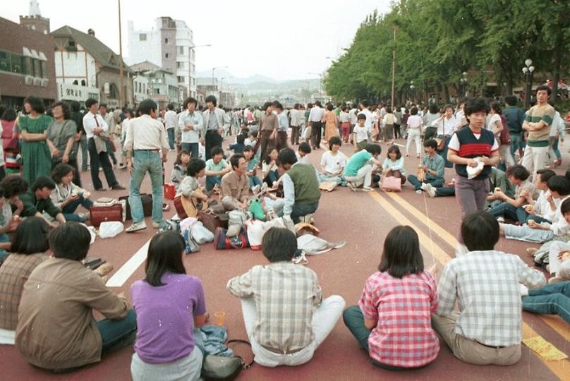 6. 1985년 5월 12일, 대학로 마당놀이 축제에서 둥글게 둘러앉은 사람들. 시민이 함께 즐긴 거리 축제의 기록이다.