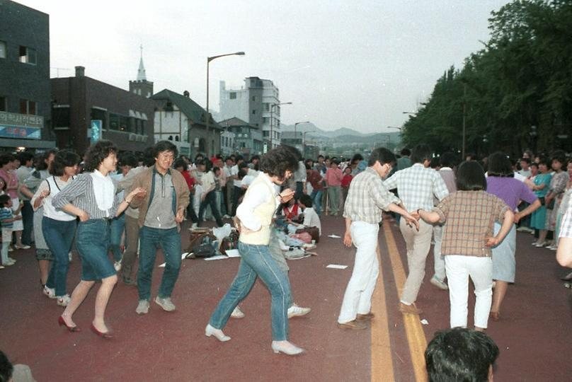 7. 1985년 5월 12일, 대학로 마당놀이 축제에서 어울려 춤추는 참가자들. 대학생만의 행사가 아닌 시민 축제의 기록이다.