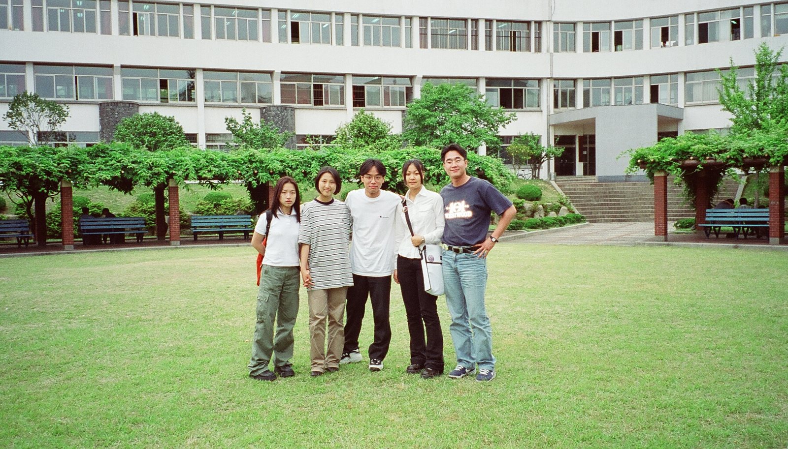 10. 1998년 5월 25일, 부산대학교 잔디밭에서 함께 기념사진을 남긴 다섯 사람. 캠퍼스에서 모여 시간을 보내던 모습을 전한다.