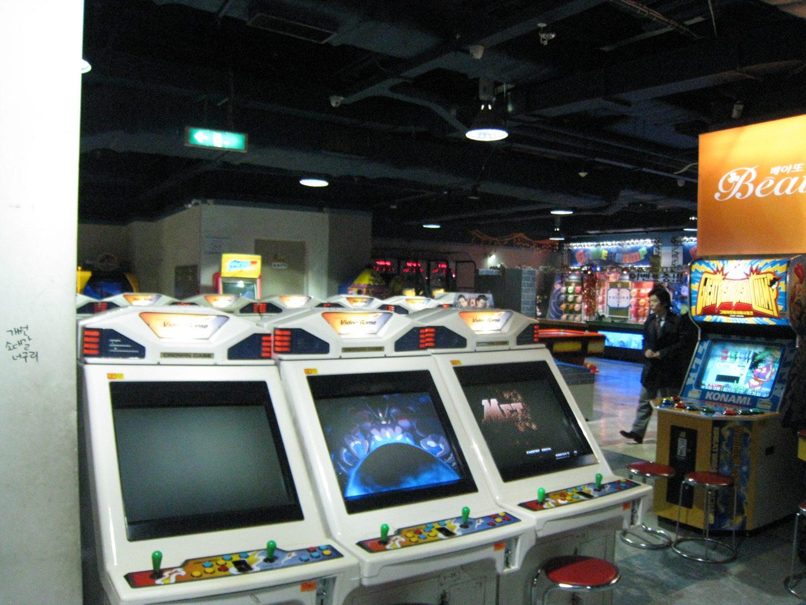 16. 2007년 11월 6일, 서울 코엑스 오락실 내부. 나란히 놓인 게임 캐비닛과 리듬게임 기계가 당시 오락실의 모습을 보여준다.