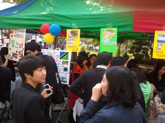 17. 2010년 10월 6일, 숭실대학교 대동제의 음식 부스를 둘러보는 학생들. 캠퍼스에서 함께 먹고 이야기하는 축제의 순간.