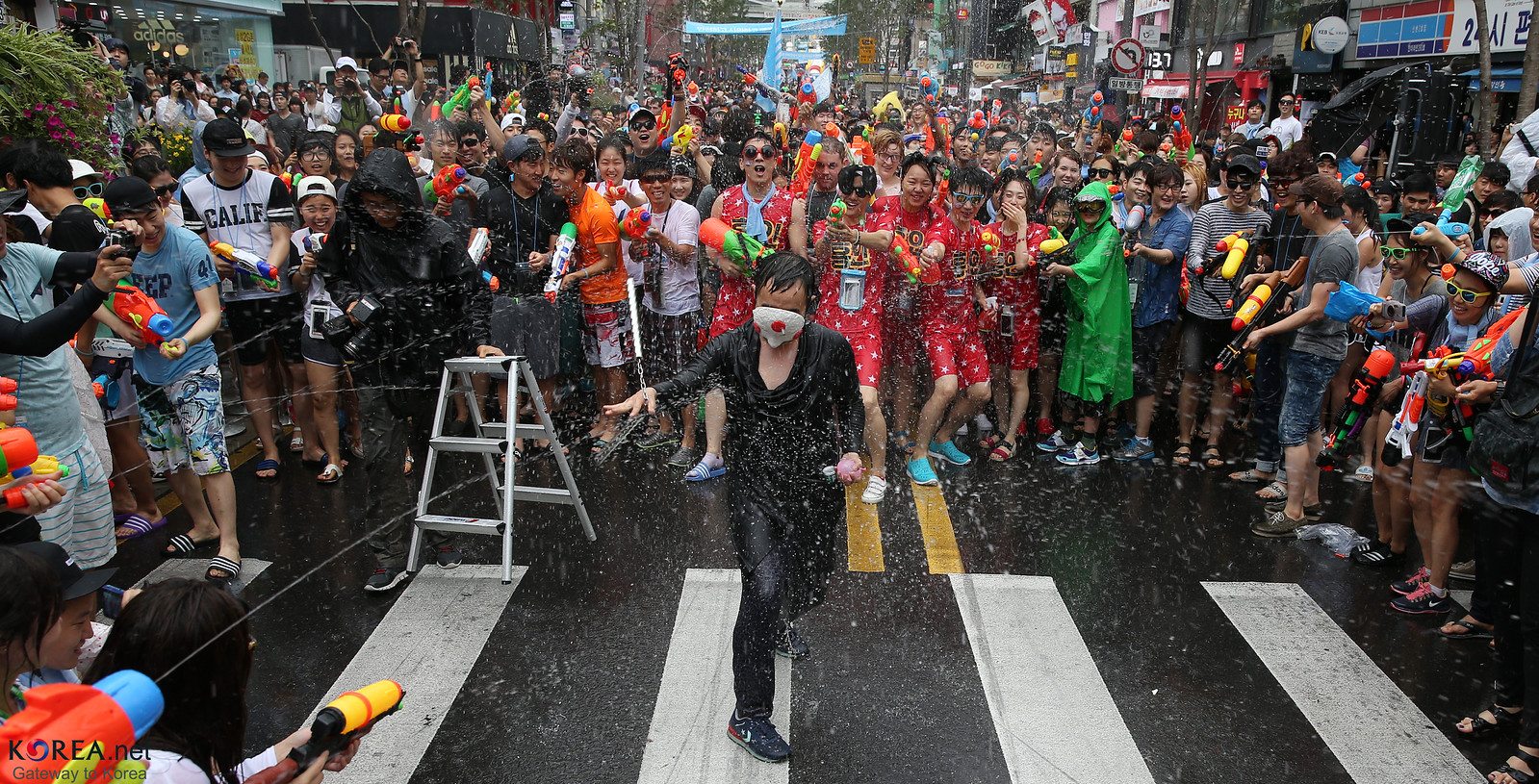 20. 2014년 7월 26일, 신촌 연세로 물총축제에서 서로 물을 뿌리며 웃는 참가자들. 대학가에서 열린 시민 축제의 한 장면이다.